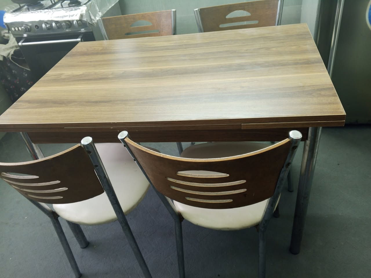 ميز طعام للبيع السعر 100 المكان الحريه الاولى الرقم ***********
