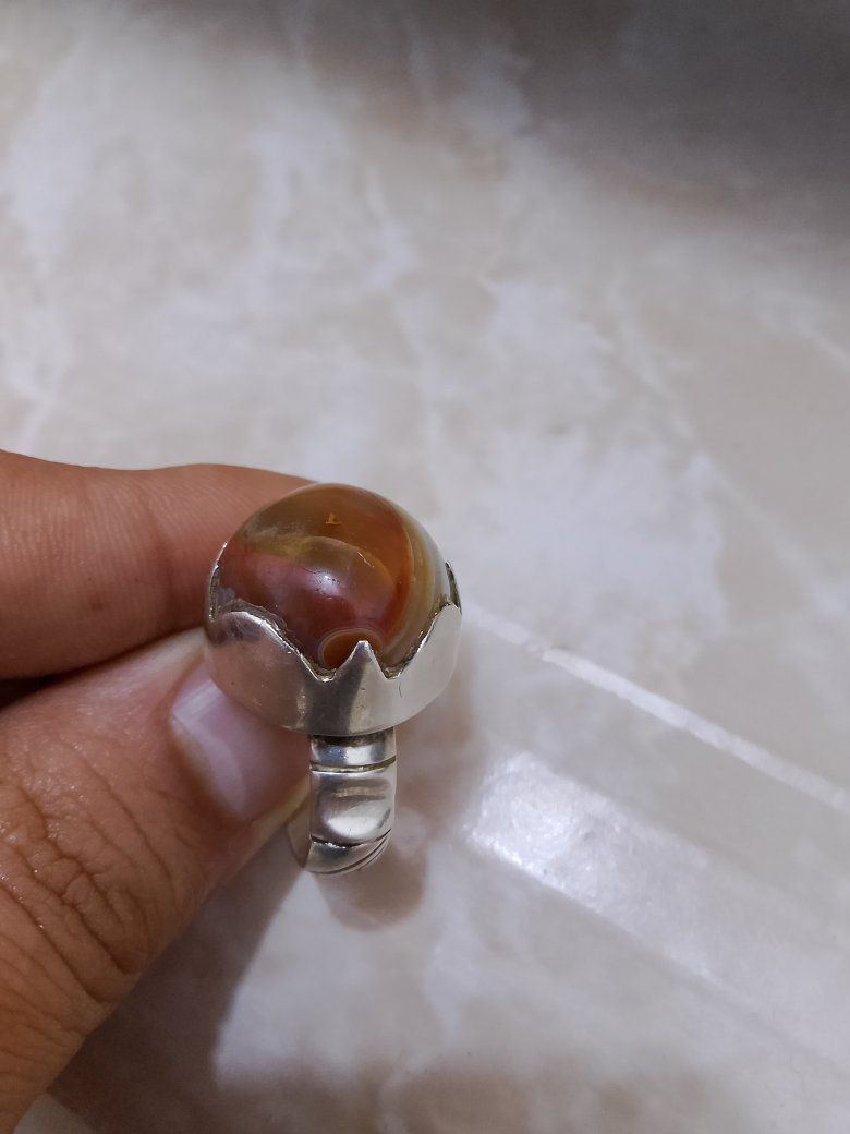 خاتم فضه عراقيه حجره خشنه قديمه للبيع السعر 75 المكان العماره /ابورمانه ***********
