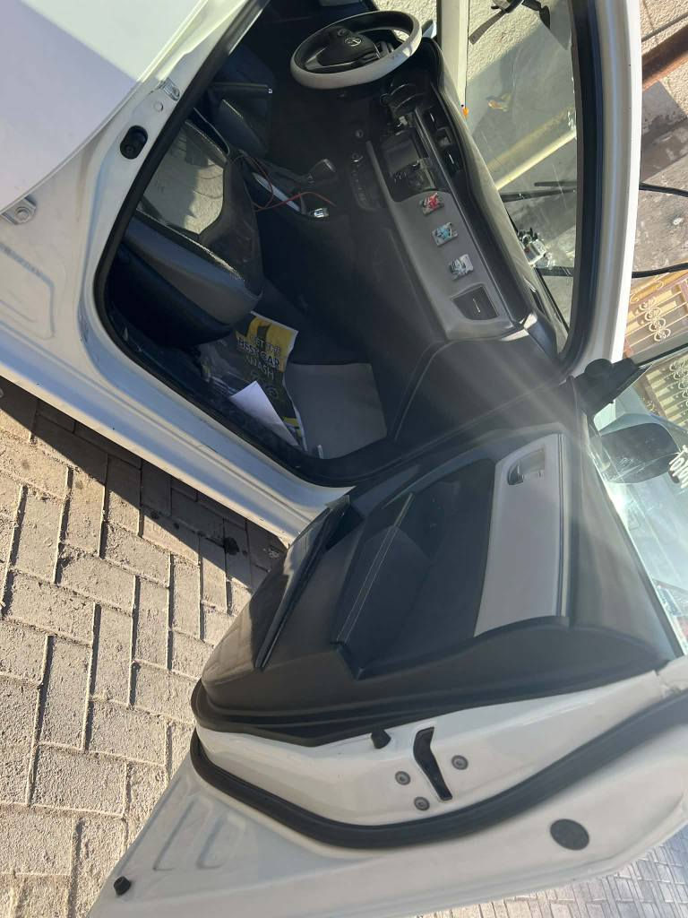 السلام عليكم كورلا للبيع 2014 راد أمريكي حادث من امريكيه اموضح بل صور او اهنا بلعراق جاملغ المامي بارد او مصبوغ عله كده  لا واخل ولا شواصي السياره نضيفه بمعنه الكلمه دوشمه بسمي ***********  السعر 123 بيه مجال  المكان بغداد
