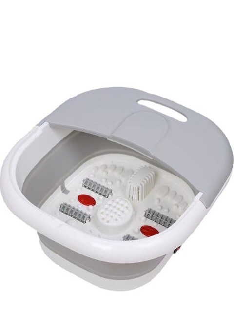 هذا الجهاز هو عبارة عن جهاز تدليك القدمين بالماء (مغطس قدمين) من علامة KKTV التجارية. بناءً على الملصقات والبيانات الظاهرة في الصورة، إليك أبرز مميزاته وخصائصه:
المميزات الرئيسية:
• تدليك مائي دافئ: يعمل الجهاز على تسخين الماء وتدويره لتوفير تجربة استرخاء عميقة للقدمين، مما يساعد في تقليل التعب والإجهاد بعد يوم طويل.
• لوحة تحكم بسيطة: يحتوي على مفتاح دائري (بكرة) في المنتصف للتحكم السهل في التشغيل والإيقاف واختيار مستويات التدليك.
• تقنية الأشعة الحمراء: تشير الكتابة بجانب المفتاح (启动/红光) إلى وجود أشعة حمراء، وهي ميزة تُستخدم عادةً لتحسين الدورة الدموية في القدمين وتخفيف الألم.
• تصميم مدمج وعملي: مزود بفتحة علوية (الغطاء الدائري) التي تسهل عملية تعبئة الماء أو إضافة الأملاح العطرية.
تنبيهات هامة (مترجمة من الجهاز):
تظهر على الجهة اليمنى تحذيرات ضرورية للحفاظ على سلامتك وسلامة الجهاز:
1. ممنوع الاستخدام بدون ماء: يجب التأكد من تعبئة الجهاز بالماء قبل تشغيل خاصية التسخين لتجنب تلف المحرك أو الدوائر الكهربائية.
2. ممنوع الوقوف داخل الجهاز: الجهاز مصمم للاستخدام أثناء الجلوس فقط؛ الوقوف بداخله قد يؤدي إلى كسره أو التسبب في إصابة.


**إذا كنت صاحب هذا الإعلان وتريد حذفه لأي سبب، رجاءا أرسل رسالة إلى الدعم الفني**