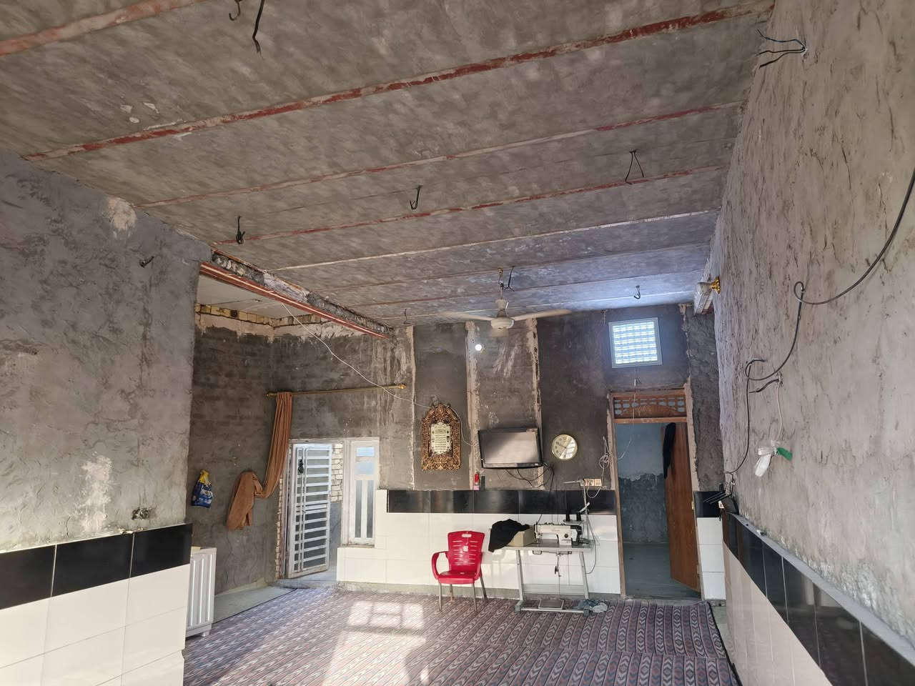 بيت للبيع مجمع نبيل على الحولي مساحه 245متر سقف عكاده 
يحتوي على
غرفتين4*5
صالة5. 4*9
مطبخ4*3
استقبال4*10 بعده ماكامل
صحيات داخلي وخارجي 
البيت نقوصاته مبينه بالصور 
للاستفسار ***********
