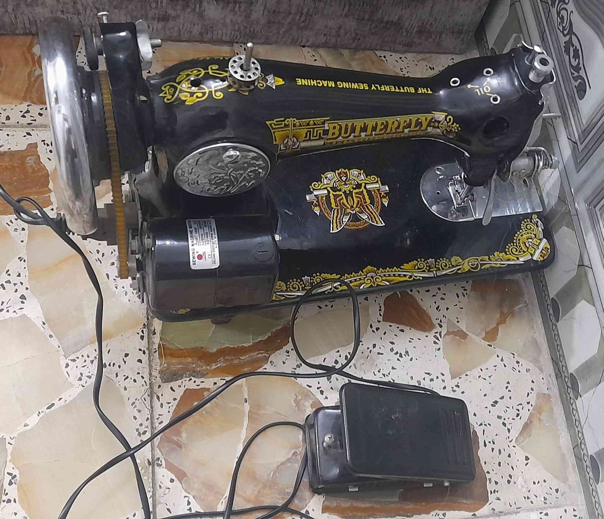 مكينة خياطة فراشة للبيع 
وياهه ماطور و دواسة 
ما بية اي نقص و شغالة و نظيفة السعر 60 الف و بية مجال بسيط 
مكاني نجف/ كوفة /سيراي / رقمي ***********
