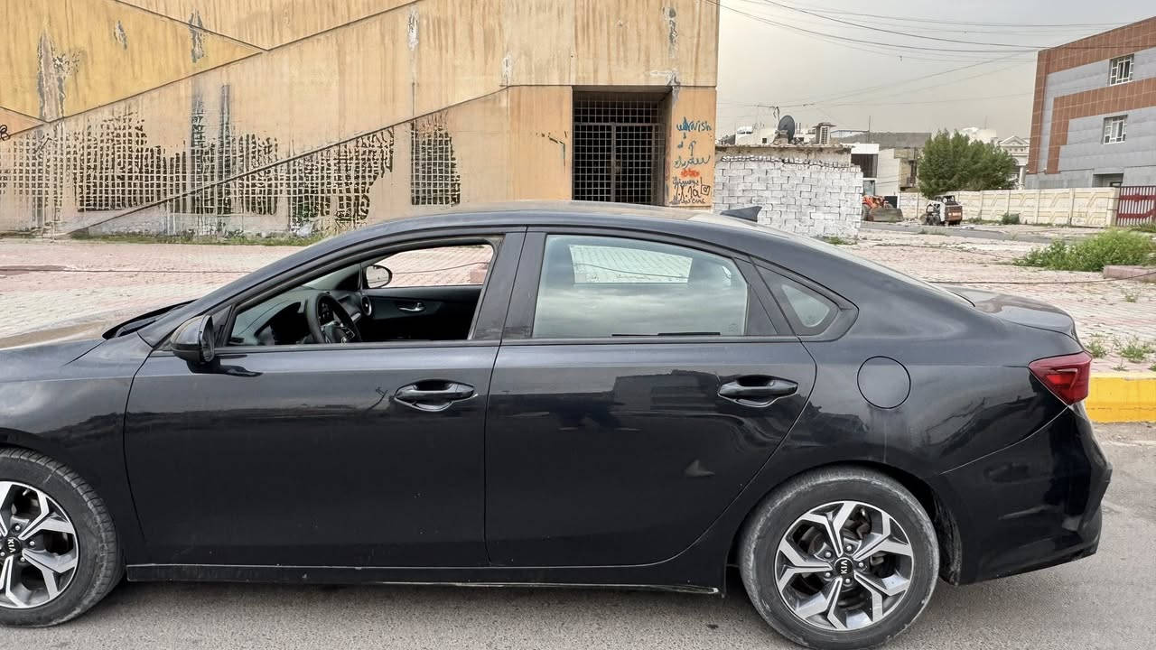 السلام عليكم سياره كيا فورتي موديل 2021 اللون اسود رقم اربيل الجديد وارد امريكي صور الحادث مرفقه في المنشور  ممشى السياره 60 الف ميل مواصفات السياره نص فول المعروفه شاشه مانع تصادم تحديد مسار كامره خلفيه ويل 17 وباقي الموصافات المعروفه بالفورتي السعر 113$ مكان السيارة المنصور  للتواصل  ***********
