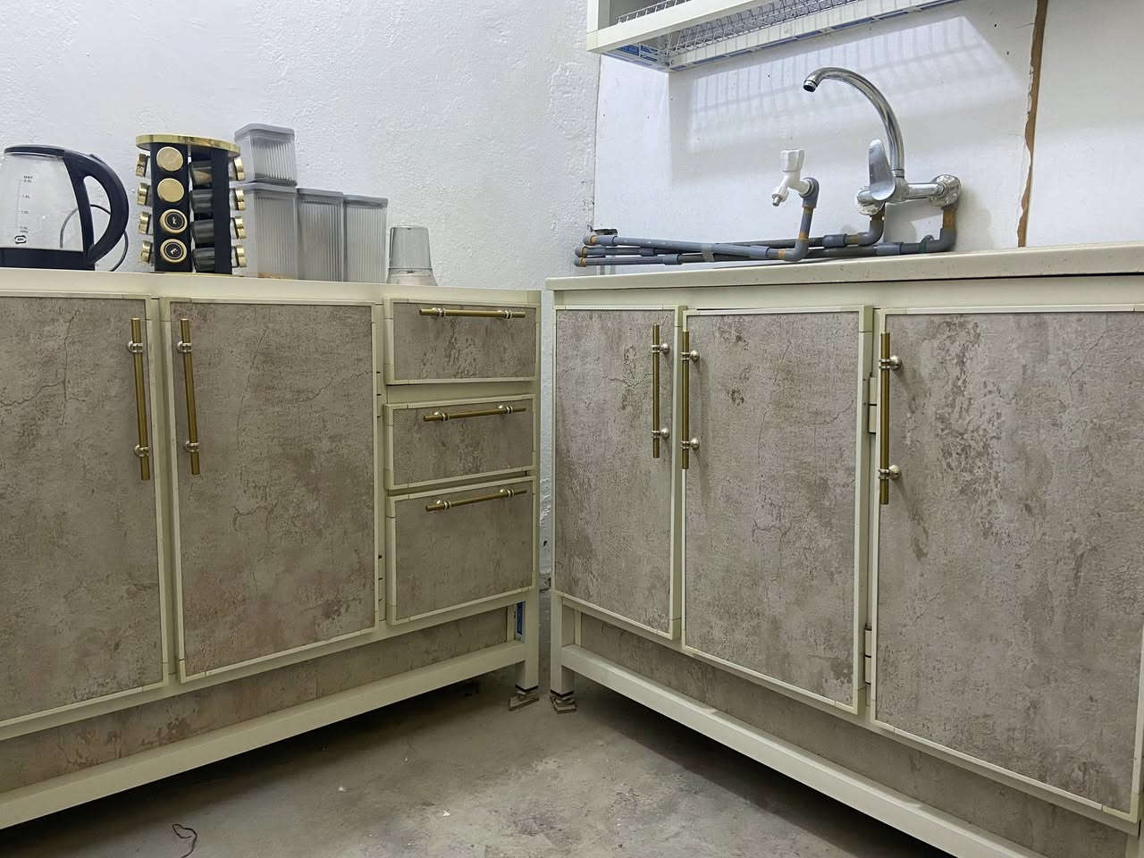 السلام عليكم كاونتر 3قطع مرمر كلش جديد تسكام  ممستخدم شي قليل  سعره 350 بي مجال بسيط مكانه حله شارع 40 للاتصال ***********
