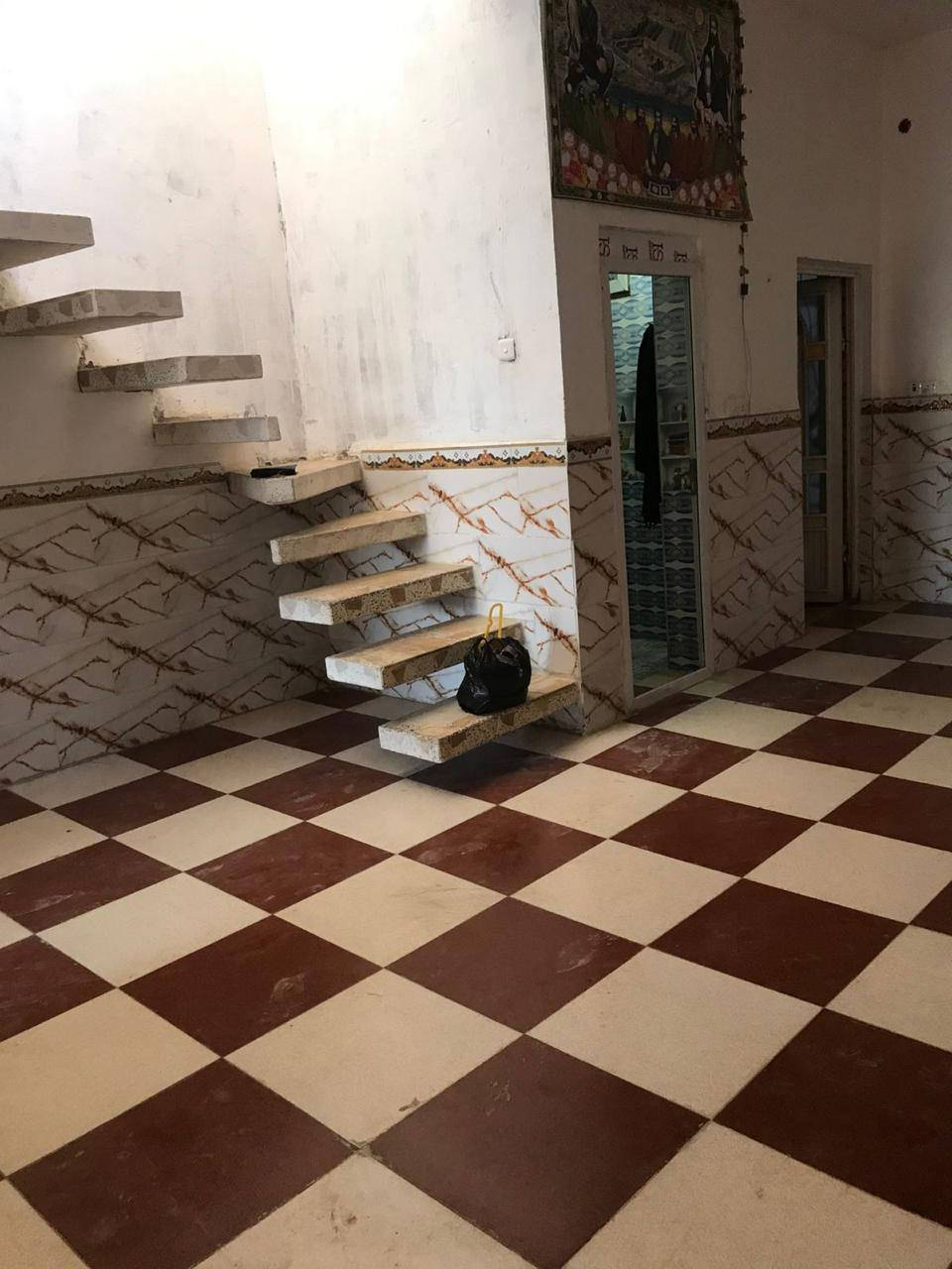 ياالله
سلام عليكم 
البيت البيع طابو صرف 
مساحه ((110))متر 
الشيشان ثانيه  
يحتوي على استقبال وصاله ومطبخ وغرفه وصحيات داخليه وصحيات خارجيه ومنور  سعر البيت 
((68)) وبي مجال قليل 
استفسار اتصل بل ارقام تاليه 
((***********))
((***********))اخوكم ابو عراق...
