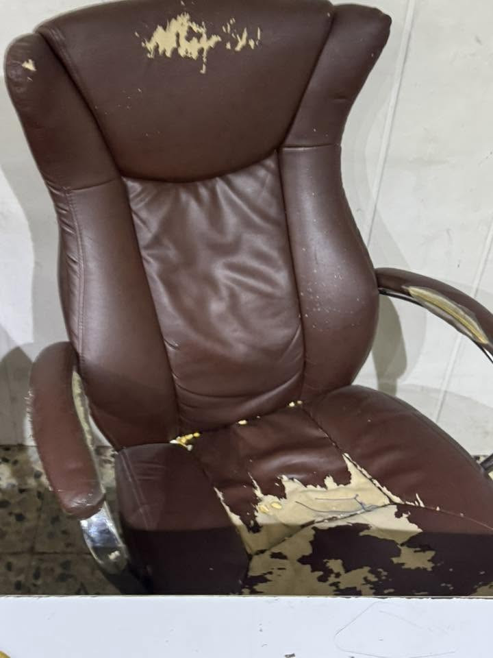 عندي ذني الغراض للبيع 
ميز كاشير وملحق 
تخم قنفات 
طاولة 
جرابي ثنين عارضات ثنين 
جرارات 
كرسي مكتبي 
باب خشب صاج
ومراوح جدارية 
مكانهن حي العدالة على شارع الصب ابيعهن كلهن مو قطع 
***********
