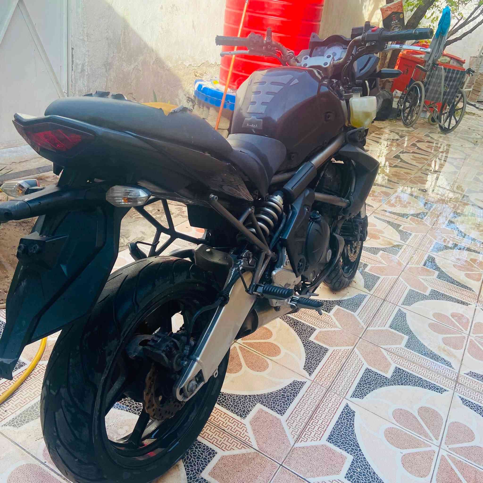 *للبيع: Kawasaki ER-6N * كاوسكي ER-6N ، الدراجة كلك ، بدون اوراق
*تفاصيل الدراجة* 
- *النوع*: Kawasaki ER-6N 
- *المحرك*: - 2 سلندر - تبريد مي 
- *الموديل*: تقريباً 2009-2011  
- *الحالة*: مشروع تصليح / قطع 
- *اللون*: اسود 
 
الملاحظات : الدراجه واكفه يرادلها باتري وقبق الملف ما كابس عدل الدهن ينزل منه بشكل بطيئ جداً والعتله مال الكلج مكسوره لكن موجوده ، كفراتها موجوده ضامها 
مناسبة جداً للي يريد يشدها او يريدها قطع غيار. كل شي بيها اصلي. 
 
*السعر : 10 اوراق  
*المكان*: البصرة ، الدير  
 
للجادين فقط. اتصال او واتساب: [***********] 
 
--- 
ملاحظة: صور حقيقية للدراجة. بيها مجال للشد وترجع وكالة ان شاء الله
