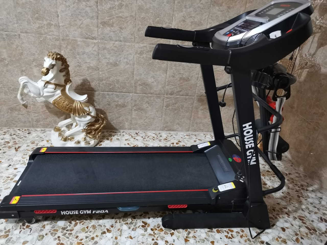 📢  السلام عليكم جهاز ركض جبلي احترافي للبيع 
من ماركة (house gym) عالي الجودة ومخصص للاستخدام المنزلي.. يجي وياه دمبلصات وجهاز هز لكسر الدهون وجهاز مثل ما موضح بالصور الجهاز نظيف حيل وما صالنه هواي من مشتري
🔹 المواصفات التقنية:
قوة المحرك: ‎4.25 HP حصان
تحمل الوزن: يتحمل 155 كيلو غرام.
نطاق السرعة: من 1 إلى 14 كم/س.
التحكم بالميل: ميل كهربائي حتى 15 مستوى لمحاكاة الجري الخارجي.
شاشة عرض متعددة الوظائف: (الوقت – السرعة – المسافة – السعرات – معدل نبض القلب) مع مدخل MP3.
مساحة الجري: ‎1230 × 420 مم لتمرين مريح وآمن.
سهولة الصيانة: مزوّد بخاصية التزييت الذاتي.

رايده بـ 470 وبي مجال جدا بسيط لان الجهاز بعده جديد الله شاهد
الرقم : ***********
العنوان :بابل /الحله
