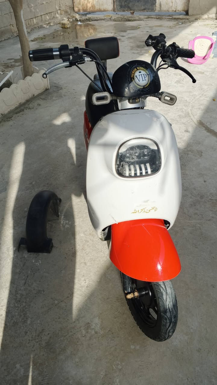 السلام عليكم
دراجه شحن ( بلو هيرون ) للبيع 

4 بطاريات جديدات قبل 3 ايام شديتهن كلشي بيهه شغال تايراتهه نضيفه مامتعوبه  بعدهه شعرات الوكاله بيهن . وياها بصمتين و السويج مالتهه .  بيهه انذار سرقه و تشغيل عن بعد و قفل و فتح 

السعر 280 و بيهه مجال
.
***********
