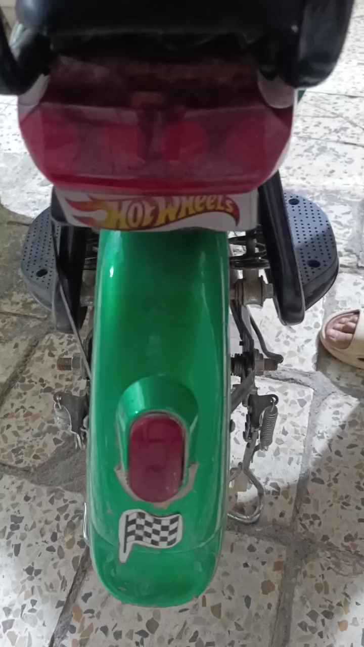 دراجة شحن حجم (16) الحجم الكبير خمسة بطاريات بشكل بطارية R9 ثلاثة سرع مواصفات كامله والدراجه نظافه فول مغلفه بنايلون حراري مال سيارات مابيها اي نقص كامله وجاهز استعمال بسيط السعر( 300)   ***********
