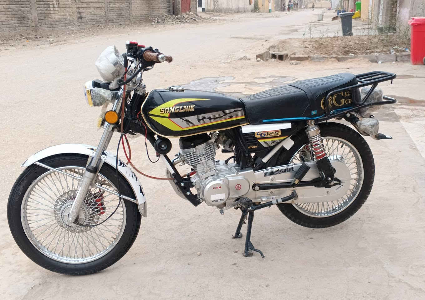 سلام عليكم 
تايكر سولنك للبيع 
TIGER SONLINK  
دراجه موديل 2025 
دراجه مال جناي 
تايكر سونك الاصلي باب اول ختم ونجوم بعدها على وضع الشركه
ملاحضه:  الدراجه باب اول الاصلي. 
صار 6 اسابيع من طالعه من الوكيل 
الدراجه عل ايدي طالعه 
اوراق كامله 
دراجه كامله مكمله
كهربائيات كلشي شغال 
محرك مكفول ما مفتوح 
دراجه خير من الله شلعه ومعدل ✈️✈️
كلشي ما ناقصه دراجه مال جناي 

مواصفات:
- بصمه وسويج
- بريك امامي دسك عنبار زيتي 
- وكلج عنبار زيتي 
- تشغيل عن بعد
- تقفيل + تفتيح
- حساس سرقه
- تشغيل بصمه او سويج
- MB3 بلادي
- شاحن YSB خارجي
- دشبول الكتروني 
- دشبول شغال
- كهربائيات شغاله
- لايت عدسه عالي + ناصي + سكن لد 
- بك لايت لد شكل الحديث  
- اشاير أيضاً لد شكل الحديث  
- تايرات جدد  
- الدراجه كفاله عامه من كلشي 
الدراجه كاملة على اخر حبايه 
سعر 725 وبيه مجال 
ب7️⃣2️⃣5️⃣ وبيه مجال 
الدراجه شغاله عل اخر حبايه تريد
مكاني بابل محاويل 
رقمي ***********
واي استفسار تفضل اتصل وميكون خاطرك اله طيب 🤝
