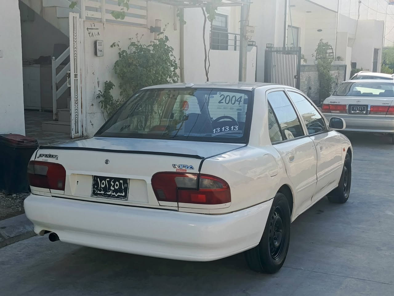 سەرەتا بەناوی خوای گەورەو مهرەبان
پڕۆتۆن مۆدیلی 2004
گێڕ ئۆتۆماتیکە
ئاڕم  پلاســــتیـــکی بێ کێشیە
ئاڕم و ئەوەلیات بـەشەرت
گـێڕ و مـەکــینە بەشەرتی فیتەر
چــوار تایـــەو ویـلی لۆکی لەژێرە
تـند و تۆڵــی و تەقەوڕەقە بەشەرت
سەیارەکە دەعـم و لێدراوی هیـچ نیە
کارەبایی هەمـوو گیانـــی ئیش دەکات
دەعامــی بــۆ دعامـــی بـەشـەرت 
شـــوێـــن : ســلێمانــی 
ژم : ***********

