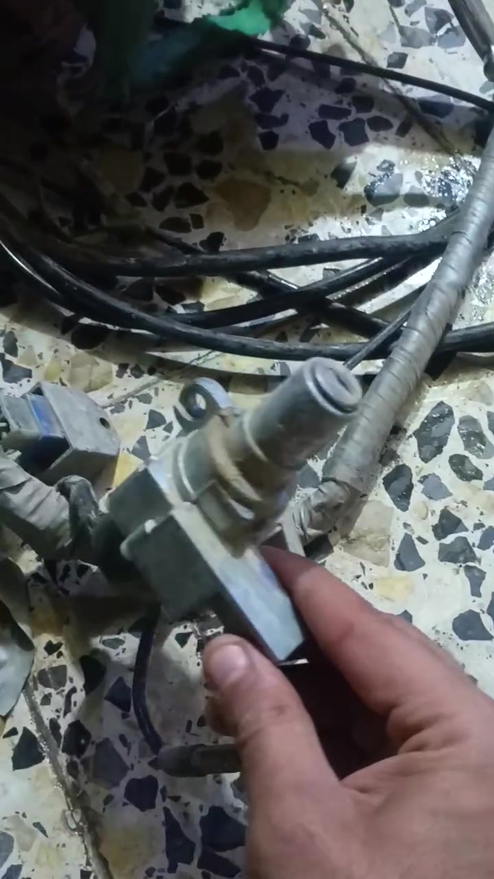 سلام عليكم غراض للبيع لايت وضفيره كامله وعقل وكزوز عندي وياهن بعد كشن مكاني ناصريه مركز شراي يتصل او يجي واتساب ***********
