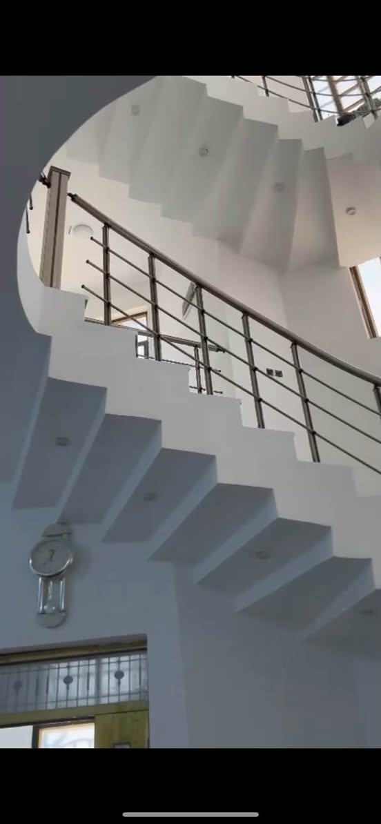 🏡 للبيع – منزل متكامل بمساحة 250 م²
✔️ المساحة: 250 متر مربع
✔️ البناء: البيت مبني بالكامل بالطابوق
✔️ التشطيب: كامل، بدون أي نواقص
✔️ جميع أعمال البناء والمواد المستخدمة: درجة أولى

الطابق الأرضي:
• غرفتا نوم
• صالة
• ديوانية
• مطبخ حار
• مطبخ بارد
• مجاميع صحية داخلية
• مجاميع صحية خارجية

الطابق الأول:
• 4 غرف نوم واسعة
• غرفتان ماستر (حمام خاص)
• صالة
• مجاميع صحية

🏠 منزل متكامل بتقسيم عملي ومساحات مريحة، جاهز للسكن مباشرة.

📩 للاستفسار 

 ***********
***********
