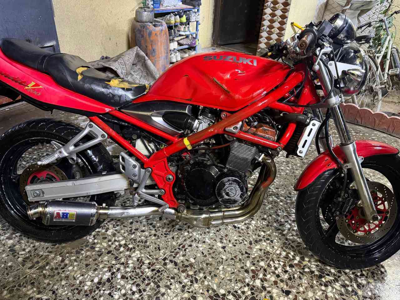 السلام عليكم 
السلام عليكم /
بانده كرستال 400 محرك vc قبق احمر الدراجه جانت شغاله وكلشي ما بيه هسه طافيه نقصه سلف وباتري وجوزه فقط وبيه تاير خلفي جديد ودراجه شوفه عينكم سعره 500 وبيه مجال حك الجيه مكاني بغداد ابو غريب ابيع كوم حديددد *********** #الجميع
