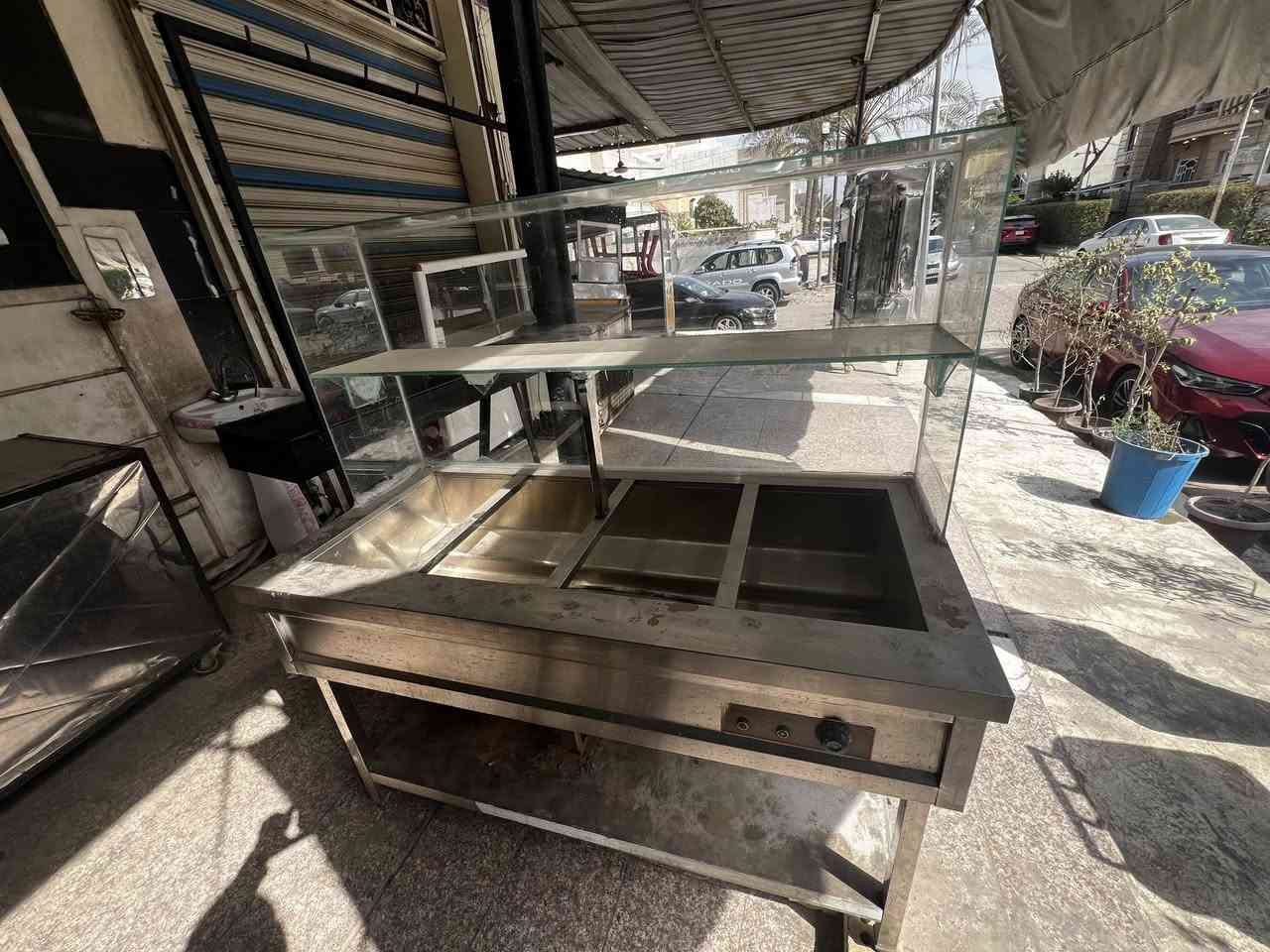 السلام عليكم غراض مطعم للبيع شوايه دجاج غاز نضيفه جدا استعمال قليل و منقله كباب و حمايه تمن و مرق ستلس تيل اصلي غاز و كهرباء و ميز المنيوم جام خانه  ***********
