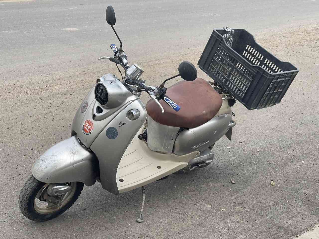 سلام عليكم عندي دراجه كلاسك 60دراجه نكره سلف خير من الله كما موضح بصور ما صار شهر من بدلتلها مكينه مال رمبه والمكينه كفاله عامه (الدهن وحد والبانزين وحد) +دبلات امامي جدد +تاير جوبلس جديد +كابريتر جديد +بنزات بريك خلفي جدد +كتف شحن جديد يعني تاخذ الدراجه ربع ما ذب عليها السعر 250 وبيها مجال شي قليل *********** هاذ الرقم بي واتساب مكاني بغداد ناحيه الرشيد رجاءً الموشراي  لا يتصل .
