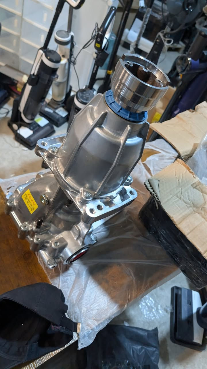 دفرنشل خلفي فورد أصلي (Explorer - Edge - Flex) - نظيف ومكفول
السلام عليكم شباب،
متوفر دفرنشل خلفي (اكسل/بطيخة) أصلي، يرهَم على سيارات فورد التالية:
 * فورد اكسبلورر (Explorer): موديلات من 2013 إلى 2019
 * فورد إيدج (Edge): موديلات من 2013 إلى 2019
 * فورد فليكس (Flex): موديلات من 2013 إلى 2019
المواصفات:
✅ يرهَم على محركات 3.5L.
✅ نظام دفع رباعي (AWD / 4WD).
✅ رقم القطعة: CV6W-4B025-DF (تطابق 100%).


**إذا كنت صاحب هذا الإعلان وتريد حذفه لأي سبب، رجاءا أرسل رسالة إلى الدعم الفني**