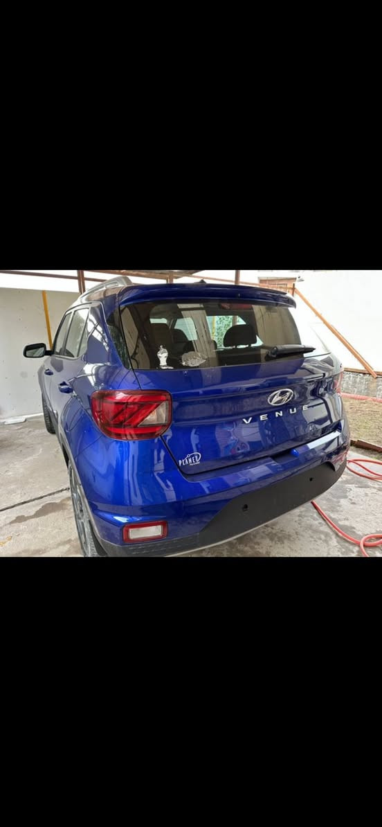 السلام عليكم
-السيارة هونداي - فينو  
-موديل :2023
رقم السيارة : بغداد الجديد 
-محرك 4 سلندر 1600 دبل نوزل   
-نوع الضرر : السيارة مضروبة بامريكا عندي صور ضربتها 
-اللون : أزرك 
-شاشة كبيرة
-كامرة
-ويل كب حجم 17
-مانع انزلاق ABS 
رادارات خلفيه + نقطه عمياء
ثلاث انظمة قيادة ( اعتيادي-رياضي-اقتصادي )
 مداخل USB
شاشة اعطال
حساس اطارات
كشنات جلد بلادي
وكشنات تدفئه وتبريد 
واحد على واحد 
بصمه 
هاتف :***********
 عنوان سياره بغداد شارع فلسطين
