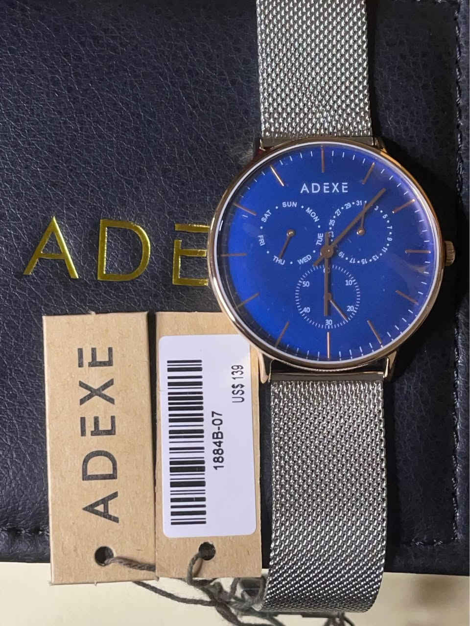 العلامة التجارية البريطانية ADEXE، موديل 1868A-10 من مجموعة Grande
انتاج ٢٠١٧
تحتوى الساعه على ثلاث سناتر 
اليوم (على اليسار).
التاريخ (على اليمين).
الثواني (في الأسفل).
القطر ٤١ ملم والسمك ٨ ملم سير حصير 
الماكنه ياباني من شركه sll 
الساعه على وضع الشركه غير مستخدمه 
سعر الوكاله ١٣٩ دولار 
السعر ١٠٠ الف بغداد, العراق


**إذا كنت صاحب هذا الإعلان وتريد حذفه لأي سبب، رجاءا أرسل رسالة إلى الدعم الفني**