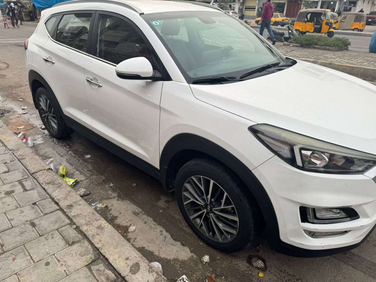 السلام عليكم 
توسان 20 
خليجي 
فول مواصفات عدا البنوراما 
بيهه باب السائق مبدل بلادي بدون صبغ 
ماشيه 81 
السعر 195
***********
