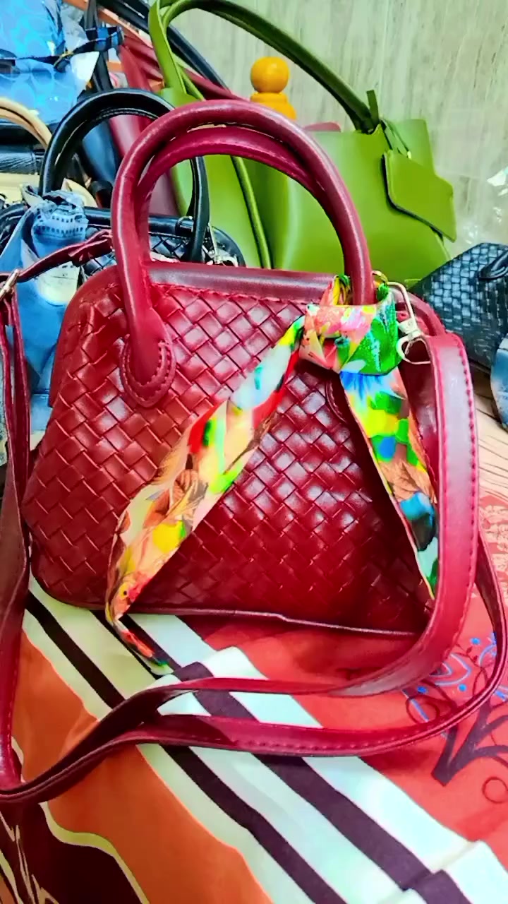 حقيبة نسائية min bags ستايل حجم صغير بكوالتي وجمال يخبل وراقي جدا وجلد طبيعي 

متوفر توصيل لجميع محافظات العراق بسعر 3000 
للحجز والاستفسار يرجى مراسلتنا على الواتس اب ***********

#براند #اكسبلور #ترند #مشاهير_العراق #بغداد
