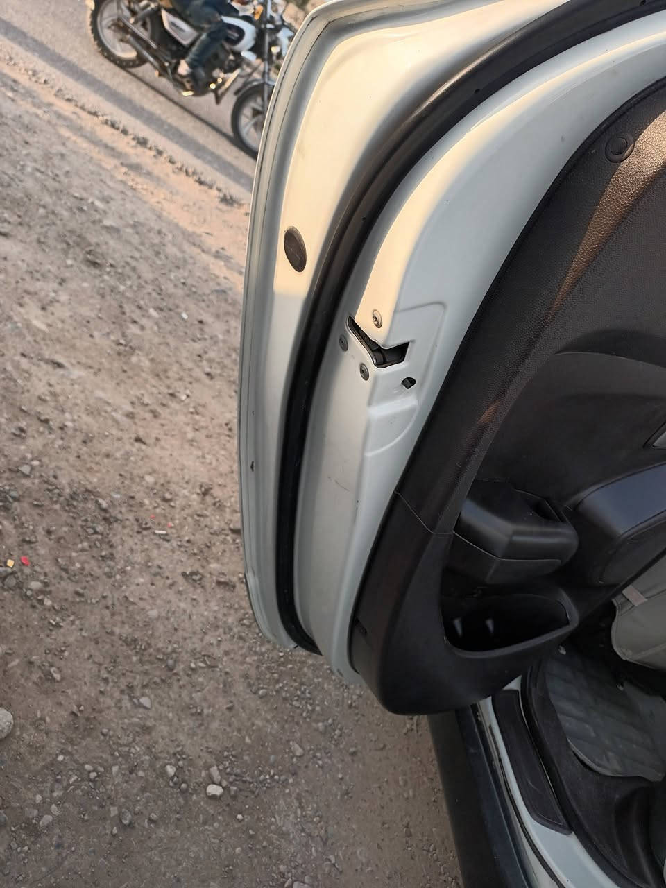 توسان 2013 رقم بغداد
رقم انكليزي وهزة وسنوية كلها جديدة 
كير ومحرك كفالة بدون فتح حتى قبق ولفات ما مفتوح ولا تنقيص ولا تبخير
حجم المحرك 2400
بانوراما سويج شخاطة
صدر جاهز بحالة جيدة جدا 
تدفئة وتبريد ممتازة
سيارة باسمنا وتحويل ثاني يوم
السيارة ماشية 219 ألف تقريبا وما ناقصها شي 

ضرر السيارة البابين خلف السايق وخلف الصدر مو كلها مرشوشات بدون دواخل وشوي بارد والسونار مرفق بالصور
السعر المطلوب  137 ورقة
للاتصال ***********
مكان السيارة بعقوبة قرب تقاطع القدس
