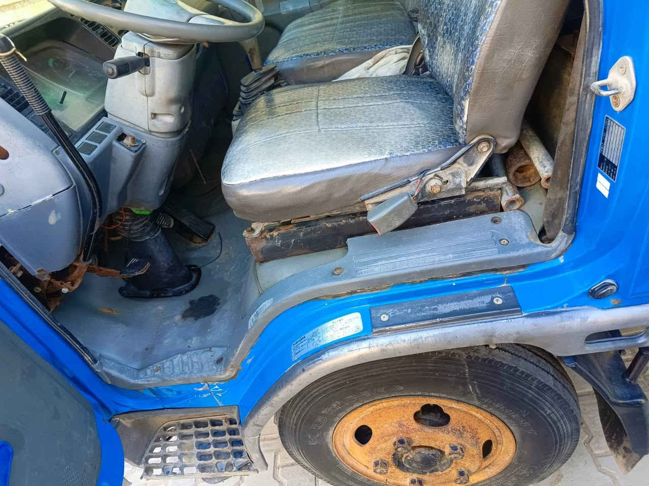 سلام عليكم سياره تنتر بزوان
موديل 96سنويه رقم  عضم عاج
سياره نضيفه كلشي شغال بيه من كهربائي 
كليج جديد كير نضيف حلو سياره بلديه 
ما بيه اي نقص بكاني بغداد رقم الاهاتف
***********
