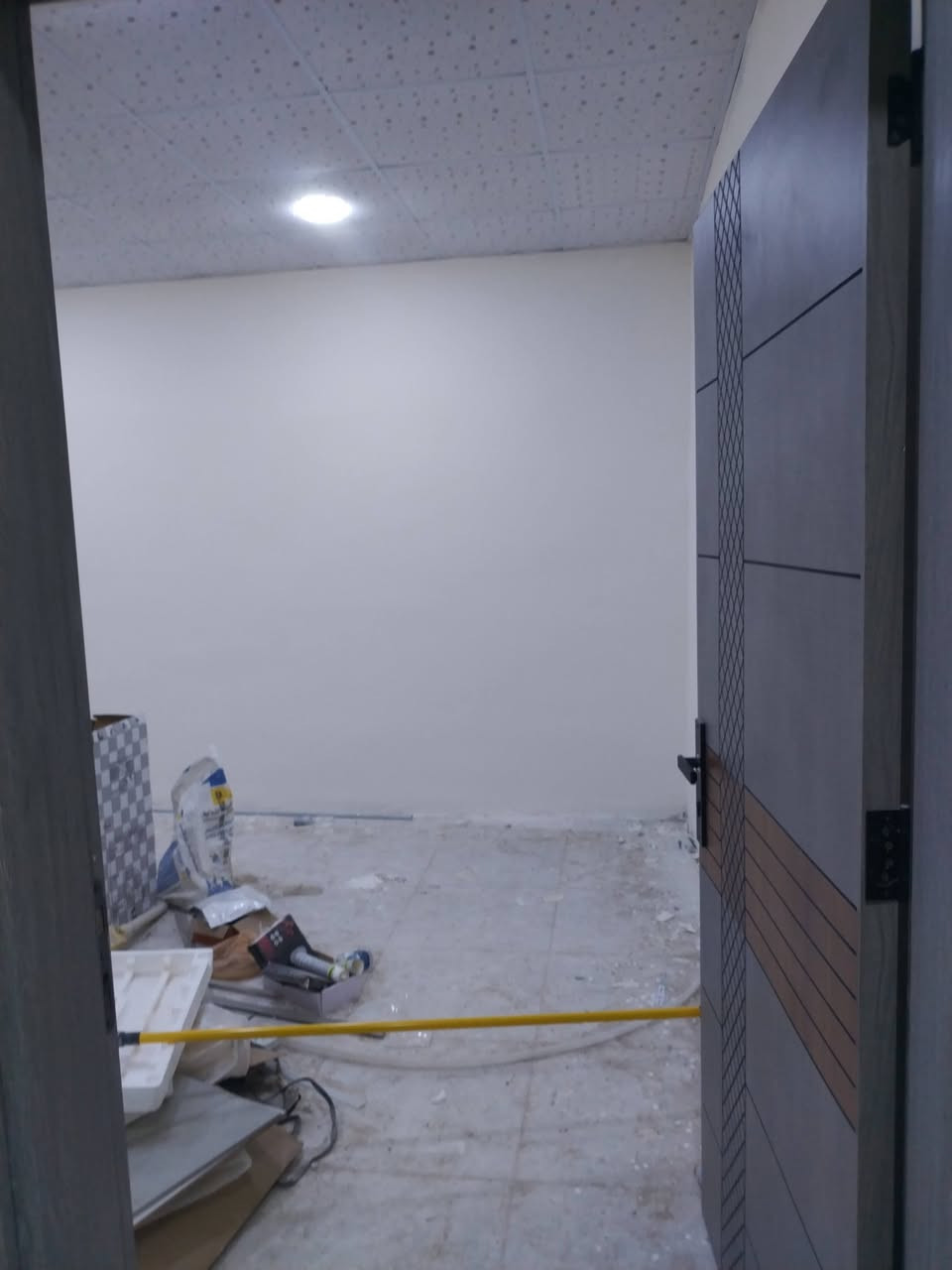 صباغ متفرغ شغل هندسي ونظيف سعر مناسب رقمي *********** بي واتساب اشتغل داخل خارج حديد خشب كافه الديكورات فلين الداخلي بديل رخام اطلع بيوميه وقطعي تصليح الشقوق الكبيره والرطوبه
