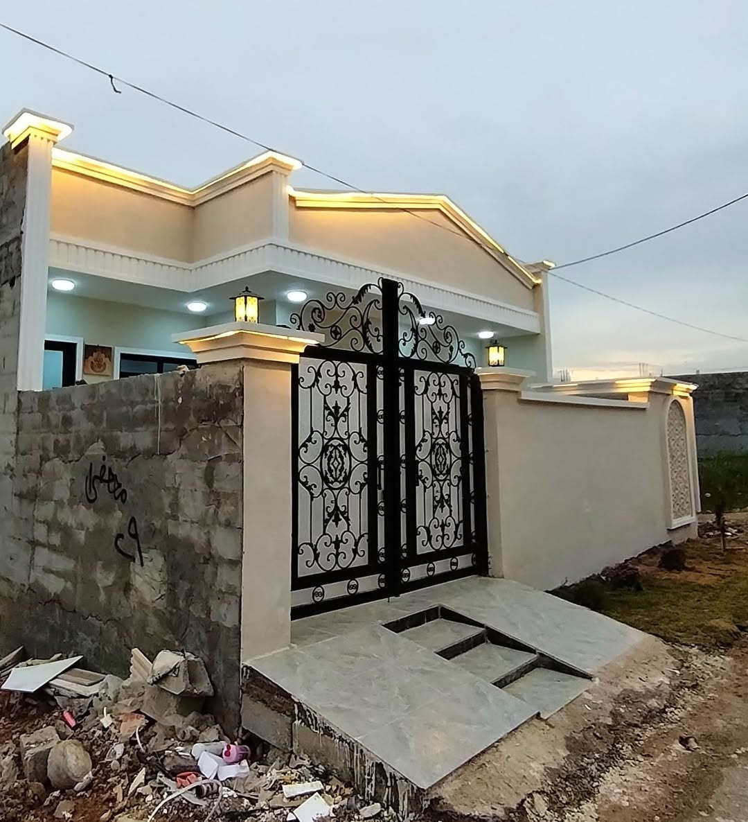 🔥 فرصة مميزة – دار حديثة للبيع (جاهزة للسكن فوراً)
الموقع بعقوبة تقاطع القدس دور الزراعة الثالثة 
📐 المساحة: 170 متر
📏 الواجهة: 10 متر نزال 17 متر
🏠 طابق واحد
✨ التفاصيل الداخلية:
كراج سيارة 🚗
صالة واسعة ومريحة
 استقبال أنيقة
مطبخ عملي
غرفتين نوم ،، بيتونة
دورة مياه داخل خارج داخلية وخارجية
🏗️ مواصفات البناء والتشطيب:
بناء حديث بمواد عالية الجودة
أرضيات بورسلين فاخرة (نقوش مغربية)
ديكورات جص وبورك
واجهة ملكي فوم تركي ✨
أبواب قاصة خارجية مقاومة للرطوبة
⚡ الخدمات متكاملة:
ماء مجاري تبليط كهرباء

💰 السعر: عند الاتصال او على الخاص 

📞*********** _ ***********
مكتب الجزيرة لبيع وشراء الأراضي والدور السكنية
