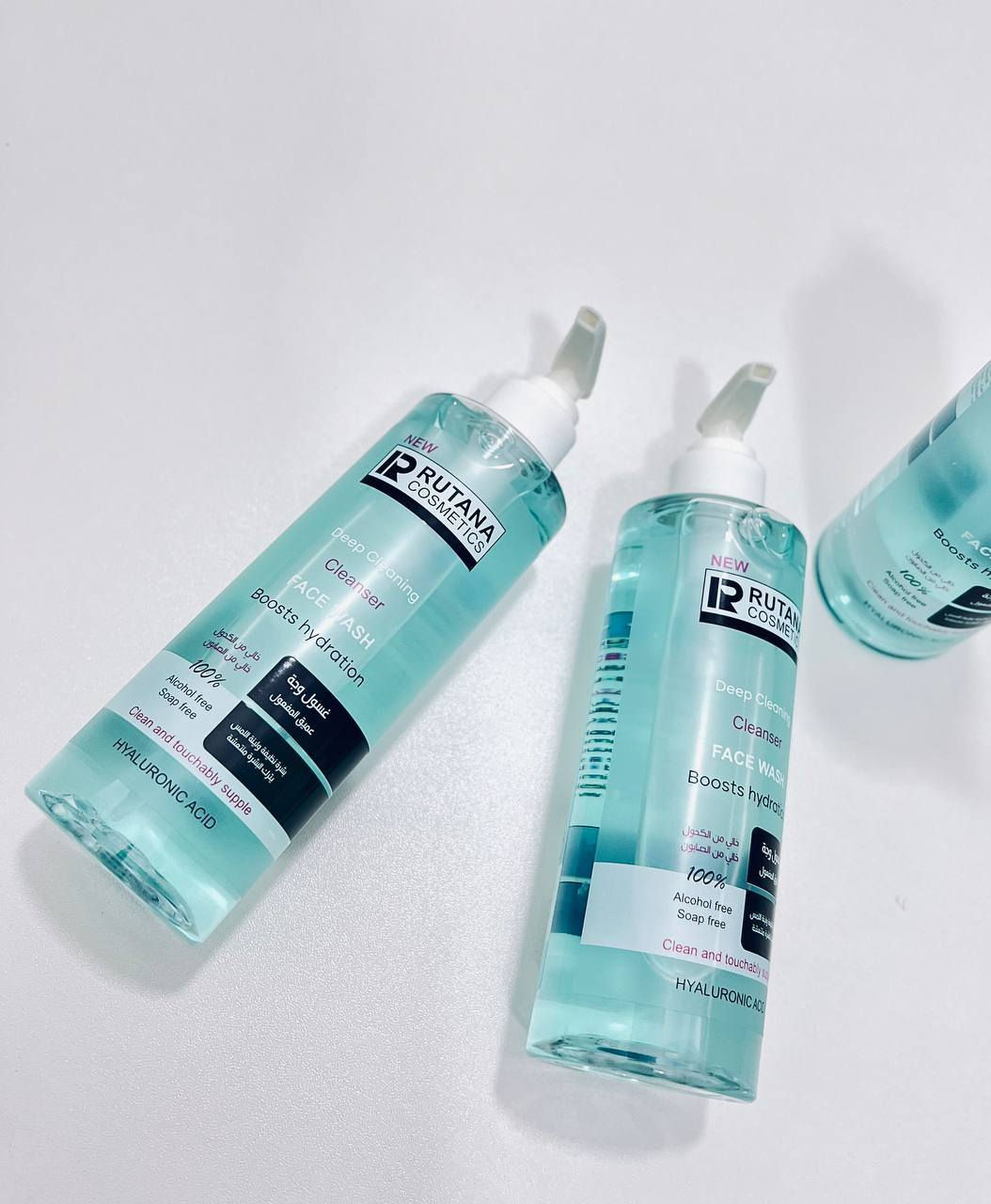 غسول وجه من روتانا كوزمتكس (RUTANA COSMETICS FACE WASH). 
النوع: غسول وجه عميق التنظيف يعزز الترطيب. 
المكونات الرئيسية: يحتوي على حمض الهيالورونيك. 
المميزات: خالٍ من الكحول والصابون، وينظف البشرة بعمق ويجعلها ناعمة الملمس. 
التوفر: متوفر لأنواع البشرة المختلفة، بما في ذلك البشرة الجافة والدهنية والمختلطة. 
الفوائد: يزيل الأوساخ والزيوت الزائدة والمكياج، ويوازن إفرازات الدهون، ويقلل من ظهور حب الشباب والرؤوس السوداء.

اذا منتج ثاني ويا :
قطعة / 8


**إذا كنت صاحب هذا الإعلان وتريد حذفه لأي سبب، رجاءا أرسل رسالة إلى الدعم الفني**