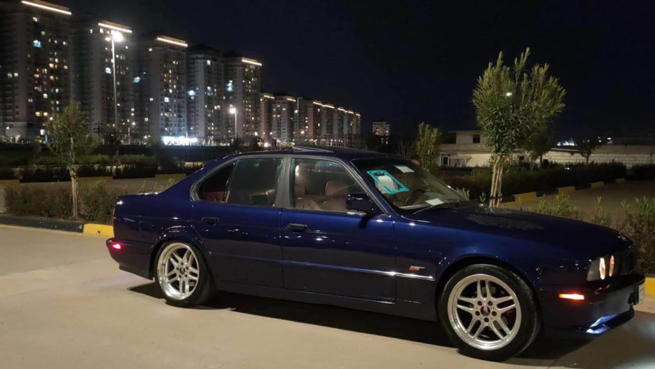 بسم الله الرحمن الرحيم ماشاءالڵە مالی هه موو لایک  BMWبۆ فرۆشتن مۆدیل 1990کامل کراوە بە 1995  دەرەوە داخلی کامل فول فول قپات ئارم پلاستیک هه ولیر بەشەرت  525تۆماتیک گیرو مەکینە بەشەرت سلایت چوار جام کارەبایی تەبرید سارد و گەرم کوشن جلد و هیتە و کارەبایە تەعدید سورعەیە  دەبل سویج و شەغالە  هه مو شتیشی ئیش دەکا هه تا تەعدید سورعەشی ئیش دەکا دەعامی لۆ دەعامی بەشەرت  کارەبایات تەقەو رەقە ٢٥٠ دینار عیراقی مەسروفی تیدا نیە  ویلmلەبن نیە چوار تایە ویل  هامان تازە بۆی بەستراوە سیارەکە کامل سیرڤس کراوە   یەک دینار مەسروف لەو سیارە نیە دەعم و لیدراوی نیە موس براوە هه موی بەشەرت بۆیاخ عامە بۆ جوانی  
سعری ٥٥$ مەجالیکی برایانە 
*********** سوران, أربيل
