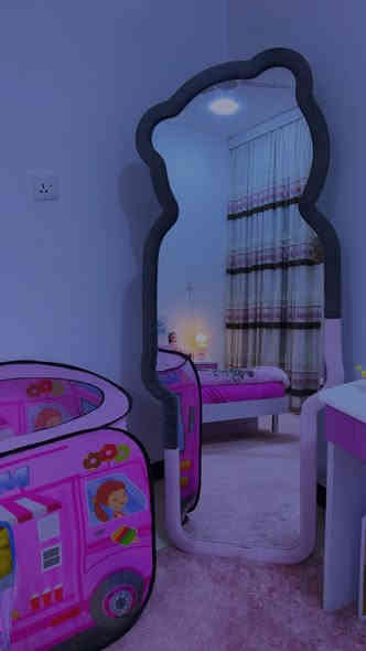 غرفه أطفال بناتي 💓💞 نظيفه جداً 
شخط بسيط  من المعمل 
سرير نفر  طبع حراري دبل مجر تحت السرير ١٩٠*٩٠ 
+ ميز جانبي للسرير ٢ مجرات 
كنتور ٣ أبواب
ميز تواليت + طابورية 
مرايا 🪞جانبيه شكل دب 
+ موكيت باللون الوردي   وبردة  شباك بسعر رمزي مع الغرفه 
سعر الشراء كامل مليون دينار سعر البيع ٦٥٠ الف 🔐 قفل 
مده الاستخدام سنه وشهر 
***********
