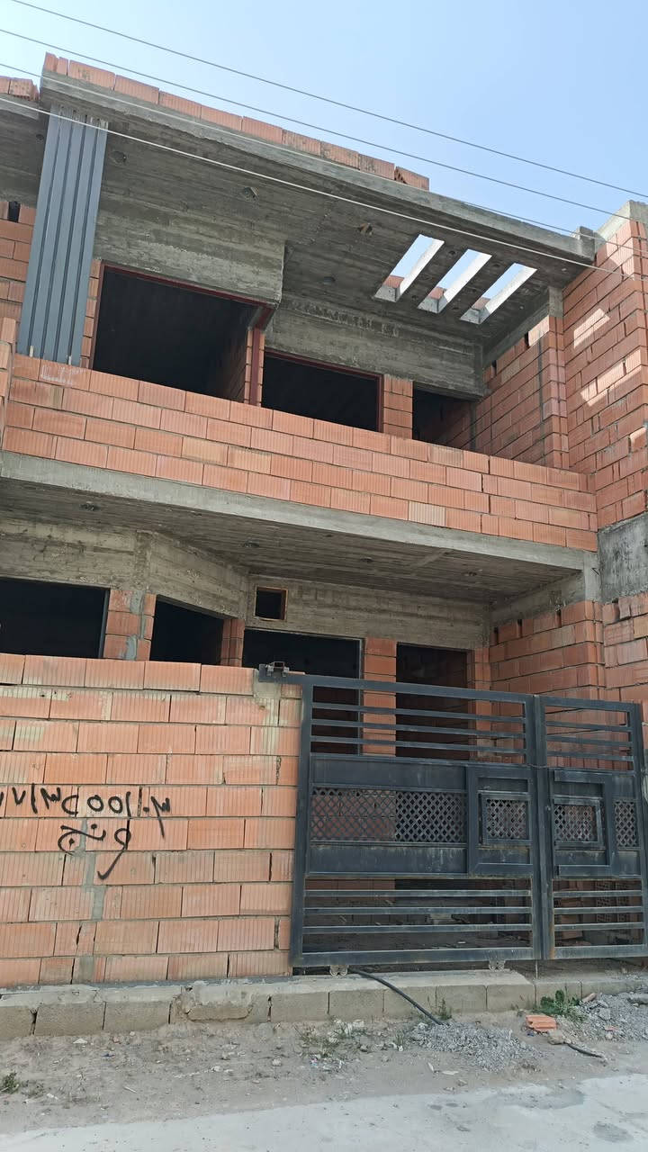 بيت للبيع في مجمع الوثبة ضفاف ديالى ١٠٠م واجه ٧ونص نزال ١٤ كهرباء بوري دفن بناء طابوق احمر اسوا  خدمات فول كهرباء تبليط مجاري نت ضوئى جميع الجهات شارع على الوثبة وشارع على أمير هواس للاتصال وات ساب ***********
