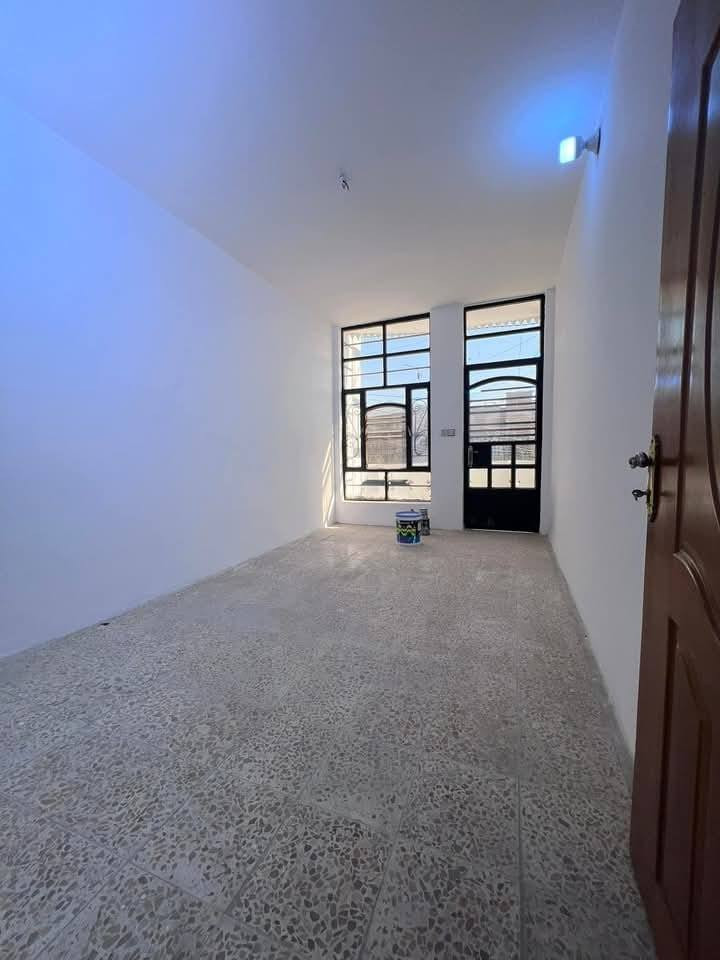 السلام عليكم يتوفر لدا مكتبنا مشتمل للبيع المساحه 35متر طابقين يحتوي على غرفتين نوم فوك وجوه استقبال ومطبخ وخدمات موقع المشتمل الشعب قرب سوق شلال قرب شارع عدن شارع عريض عرض الشارع 25متر ورصيف 8امتار موقع جيد جداً الاستفسار مكتب الشعب للعقار ***********
