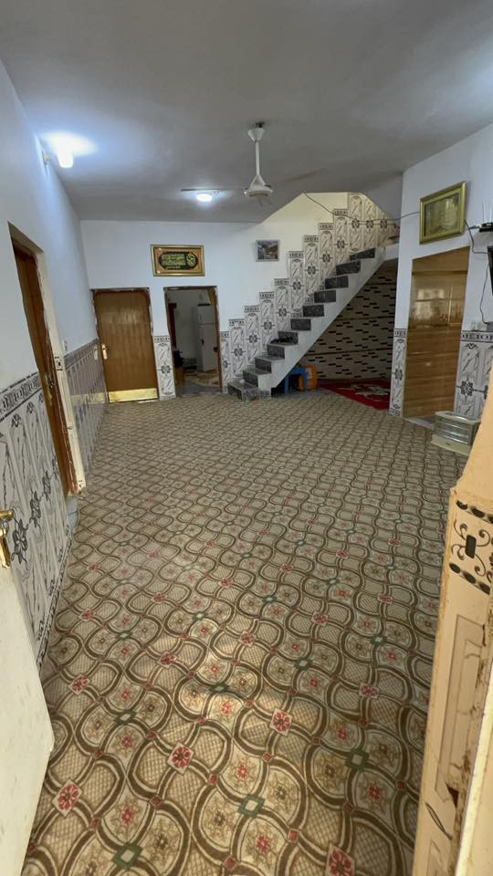 السلام عليكم بيتين للبيع اقرا المنشور جيداً قبل الاتصال بيت طابق واحد مع دونم ونصف مكون من ثلاث غرف نوم و مطبخ و حمام و استقبال و صاله 
2_البيت الثاني طابقين مكون من غرفتين وصالتين و استقبال و مطبخ و حمام و الطابق الثاني نفس الشي عوزه فقط بورك و جص فقط 
للاستفسار الاتصال *********** حمودي الغراني 
ابو يوسف ‭***********
