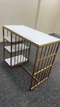 ميز اكريلك • مستعمل