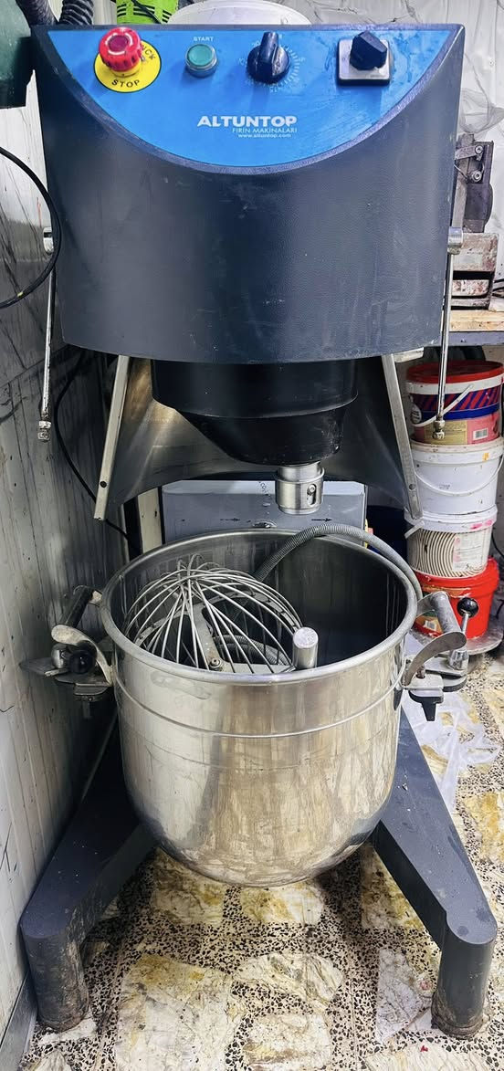 سلام عليكم شباب عندي خلاط اكنتوب 60لتر للبيع نظيف جدا مكاني بغداد لاستفسار على رقم ***********
***********
