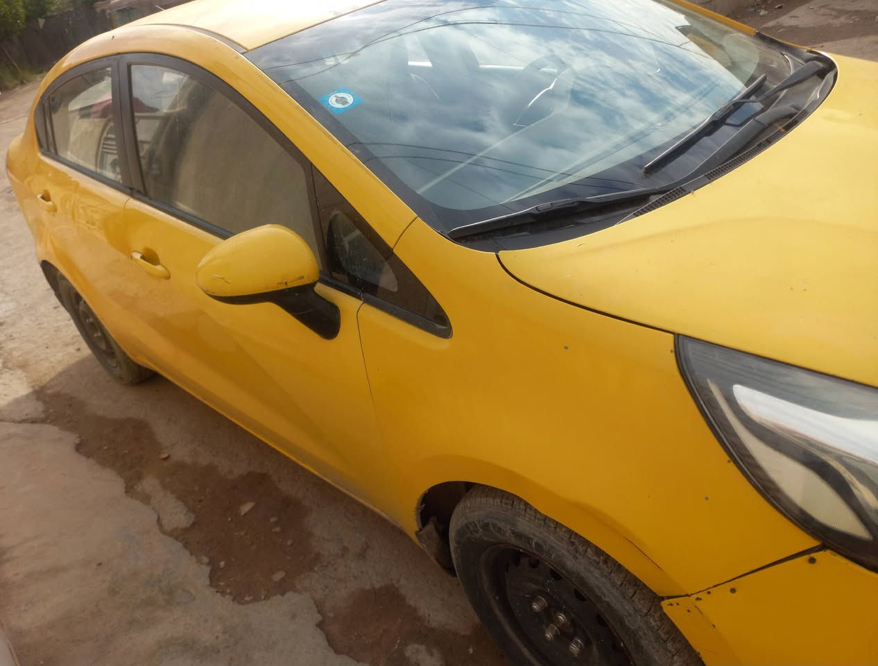 كيا ريو موديل 2013 خليجي محرك 1600محرك دوش قطرتين محرك كير مكفولات شواصي  تدفئة تبريد كلة شغال تخم تاير جديد السيارة بسمي رقم كربلاء رقم انكليزي مشروع وطني مصفرة هية  مكاني بغداد السعر 90 وبيها مجال التصال على الرقم ***********
