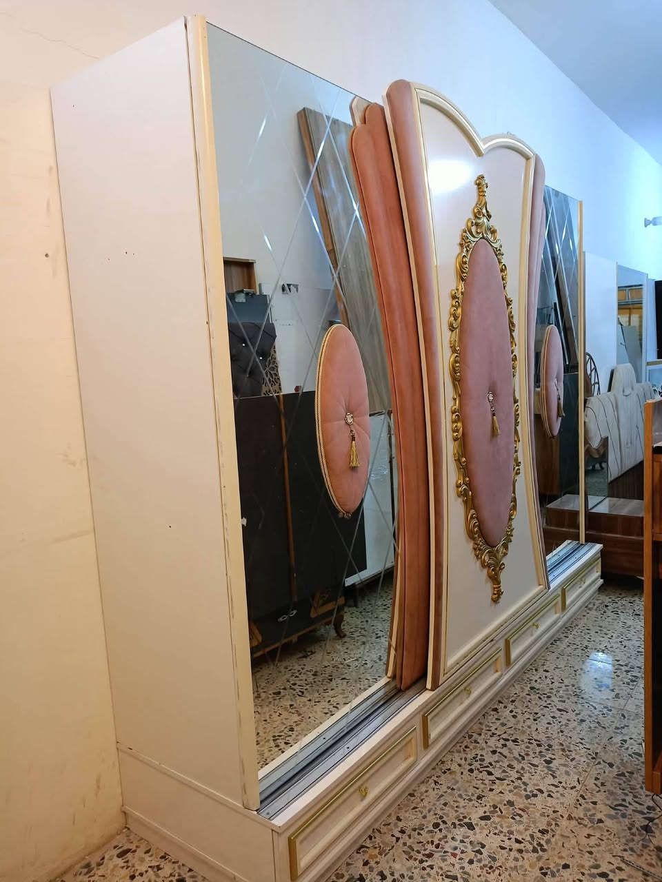 غرفه تركيه فول نظافه ضخمه 
السعر650مع شد ونقل%للحجز خاص


**إذا كنت صاحب هذا الإعلان وتريد حذفه لأي سبب، رجاءا أرسل رسالة إلى الدعم الفني**
