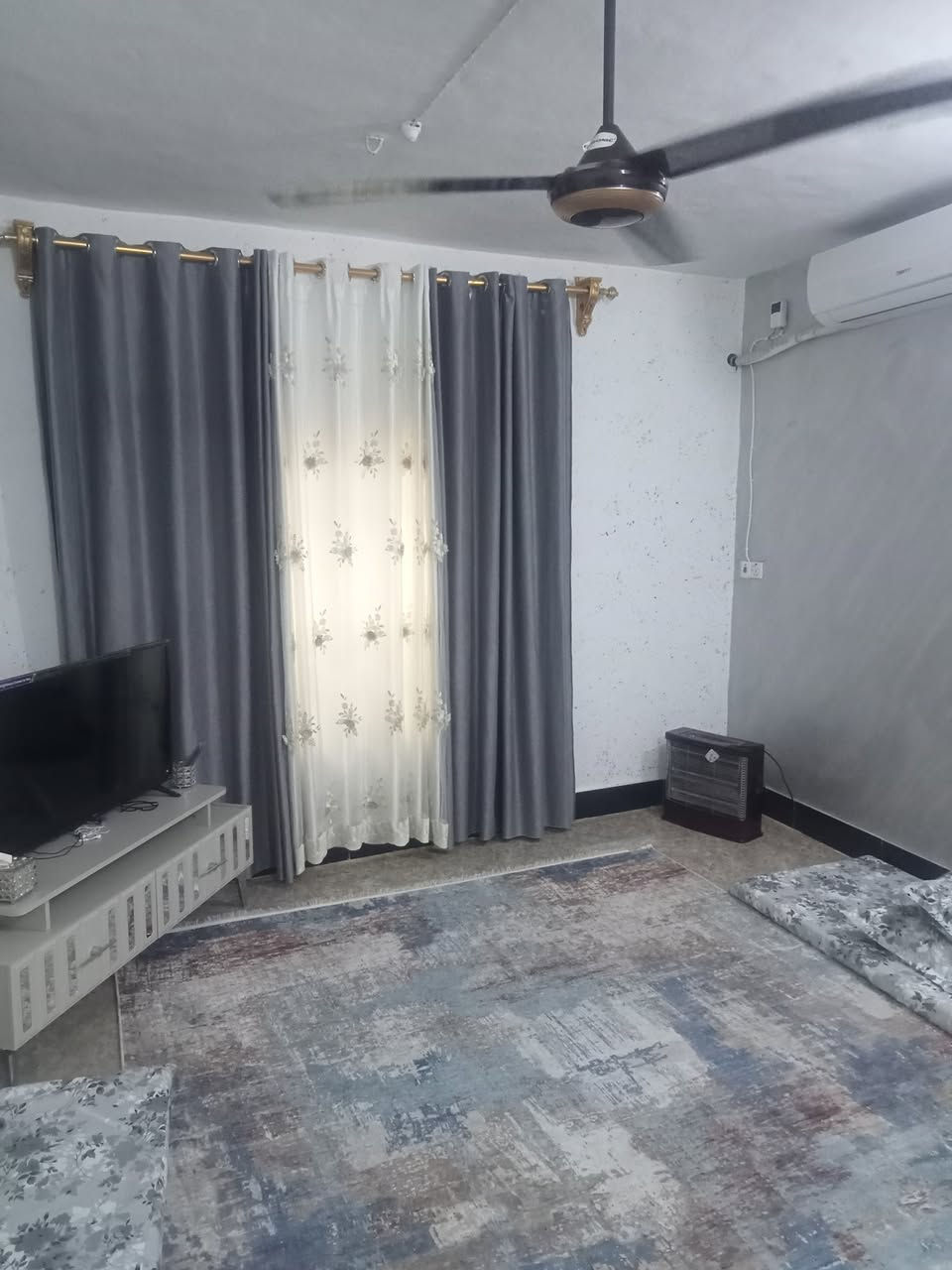 دار للبيع/استثمار – ناحية كنعان حي الخضراء الفرع مقابل قاعة الشيخ اتهام للمناسبات داخل السوق 240م – ** 2 غرف نوم واستقبال وهول ومطبخ رابع دار عن الشارع العام** خلف الدار مول وجملة غذائية يصلح مخزن أو روضة مدرسة او عيادة اي مشروع تحويل مباشر – للجادين 📞 رقم ***********
