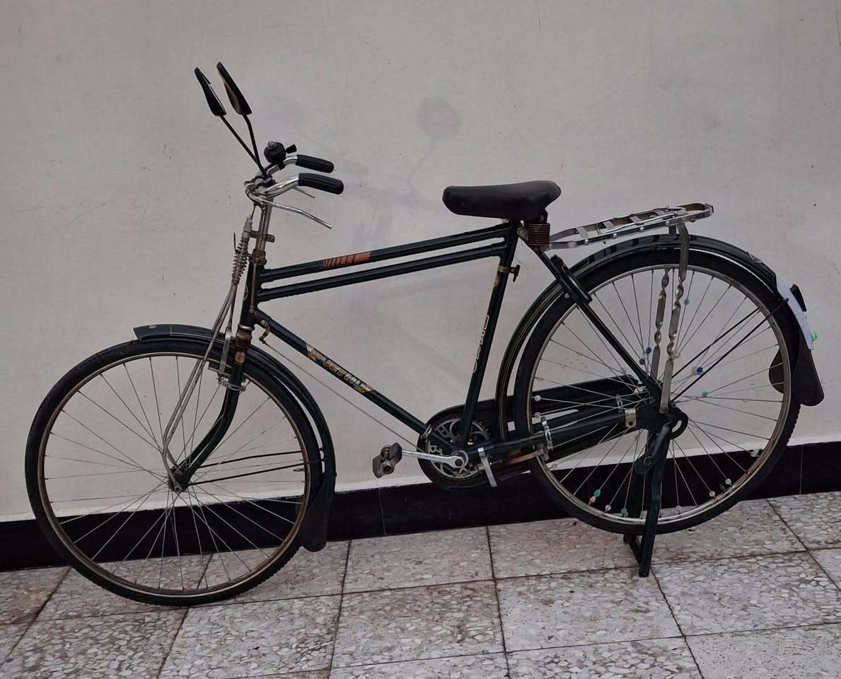 🚴‍♂️ متوفر لدينا 4 بايسكلات بحالة جيدة للبيع
الأول: بايسكل DINOS أخضر (جبلية)
✅ الهيكل: ألمنيوم خفيف الوزن
✅ المقاس: 24-26 تقريباً
✅ مناسب للمشاوير اليومية والاستخدام داخل المدينة
💰 السعر : 65,000

الثاني: بايسكل DINOS أزرق (جبلية متعددة السرعات)
✅ الهيكل: رياضي متين
✅ المقاس: 22 تقريبا 
✅ مناسب للشباب والطلاب والاستخدام اليومي
💰 السعر : 60,000

الثالث: بايسكل RAPTOR أسود وأحمر (سيتي بايك)
✅ الهيكل: خفيف ومريح
✅ المقاس: 26 إنج تقريباً
✅ گير 3 سرع (٣×٧) 
✅ مناسب للمشاوير داخل المدينة والتنقل اليومي
💰 السعر : 100,000

الرابع : بايسكل ( HERO ) هندي
✅ حجم 28
✅ استعمال قليل
💰 السعر : 100,000

للاستفسار واتساب : ***********
***********
