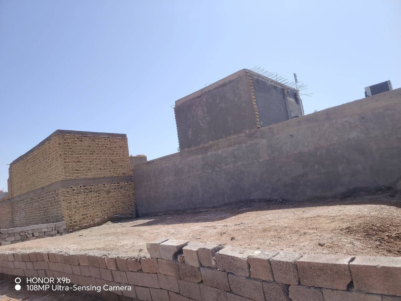 سلام عليكم قطعه للبيع بلكوت الجديدة ٢٥٠ متر مدفونه سبيس رقم الهاتف ***********
