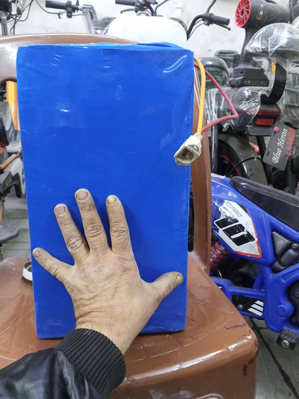 بطاريه لثسوم فسفات الحديد ضخمه 72 فولت 60 امبير قويه جدا وثقيله سعر 400 التليفون ***********
