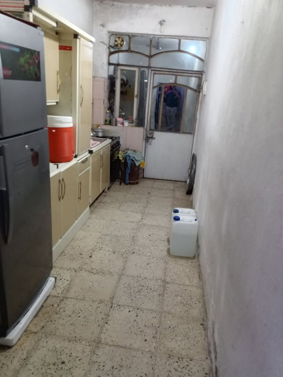 بيت للبيع مساحه 125 متر طابقين ونص 5 غرف نوم مطبخ وصاله واستقبال وكراج العنوان حي السفير خلف اسواق ابو عراق 
للاستفسار ***********
