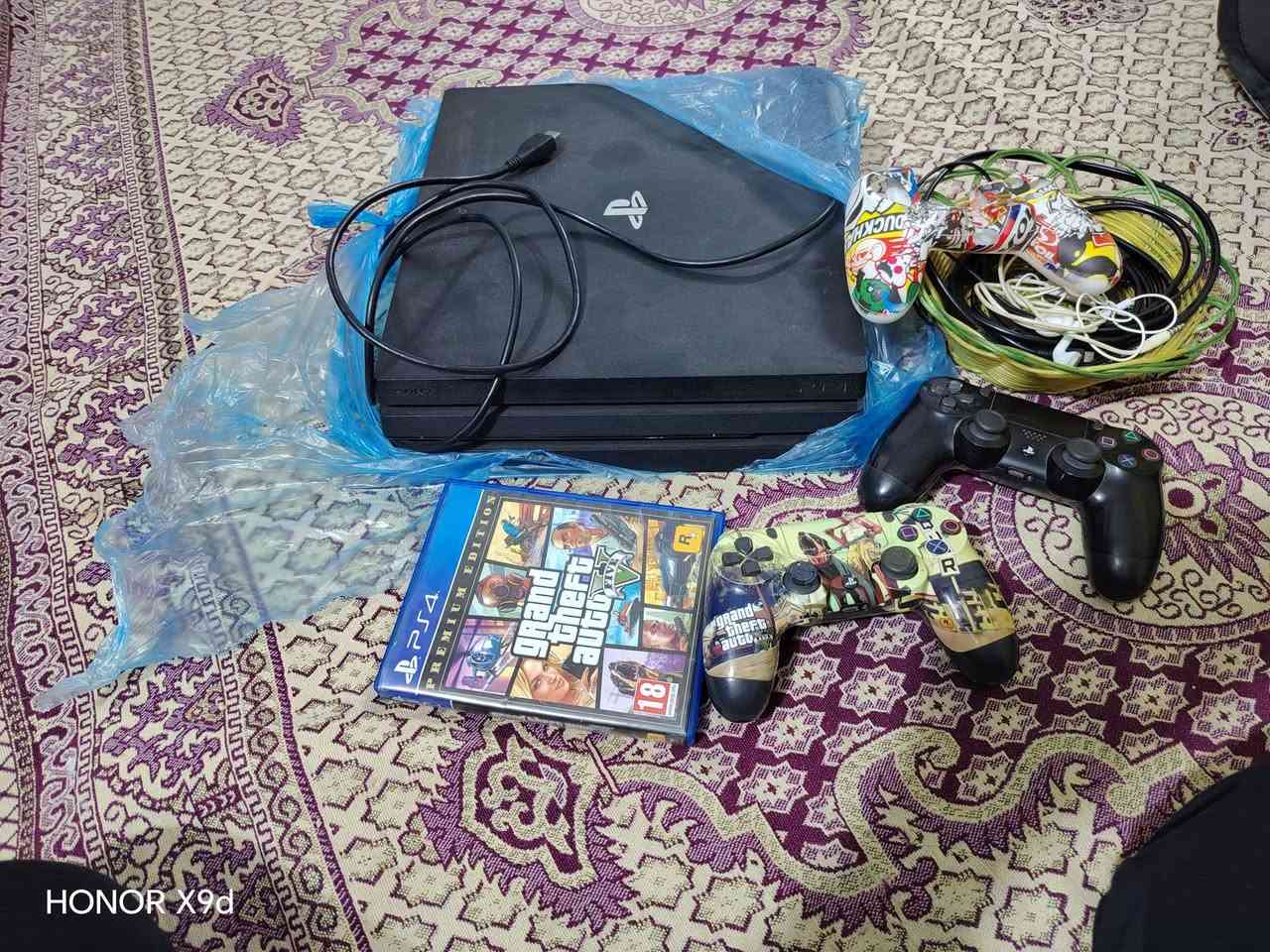 سلام عليكم عندي بلي فور برو اخو الجديد لا مفتوح ولا مصلح ما مهكر اونلاين البلي كامل ملحقات معا قرص والسعر خاص مكاني بغداد الرقم ***********
