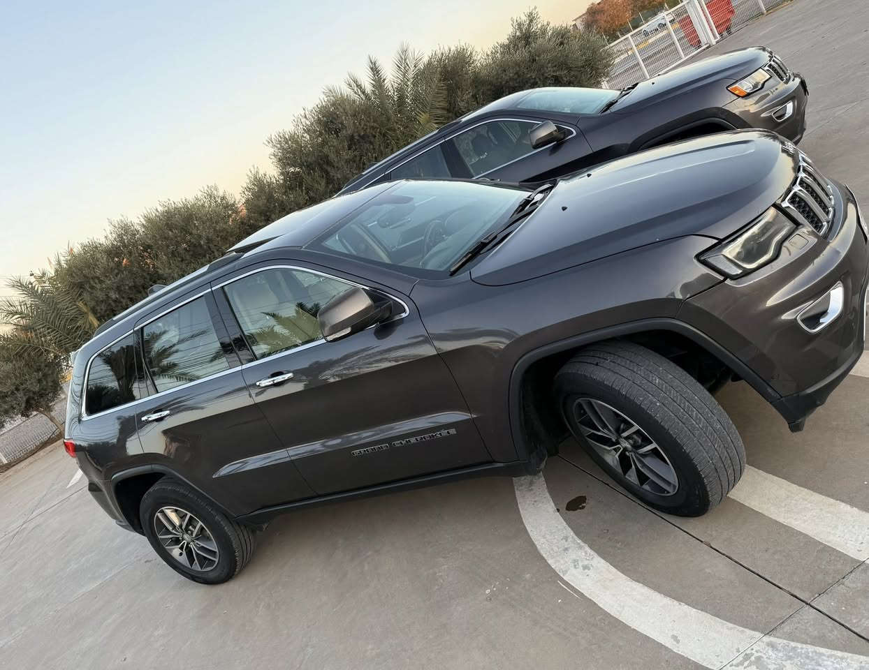 السلام عليكم (Jeep Cherokee) لمتدد
خليجي شركة هارلم الموديل (2018

المواصفات: فول اعلى فئه بالمتدد ماعدا الشاشات الخلفيه 

1: بانورما 

2: كشنات جلد +كهرباء + تدفئى تبريد 

3: دركة تدفئى 

4: تثبيت سرعة + سياقة ذاتيه 

5: عاكس روئيه ليلية 

6: 4x4 فور ويل 

7:: 5 انضمه قيادة 

8: بجم السياره مغلف بحماية ppf 

وبيها باقي مواصفات معروفه بعد 

الممشى 70 الف كيلو متر 

السياره بيها فقط بارد بالجاملغ الامامي شبر + كارت باب السائق غير هذا مكفوله كفاله عامه 

للاستفسار / *********** واتساب + خط متواجد
