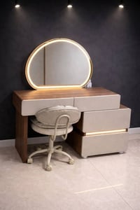 ميز تواليت • مع كرسي • للحجز