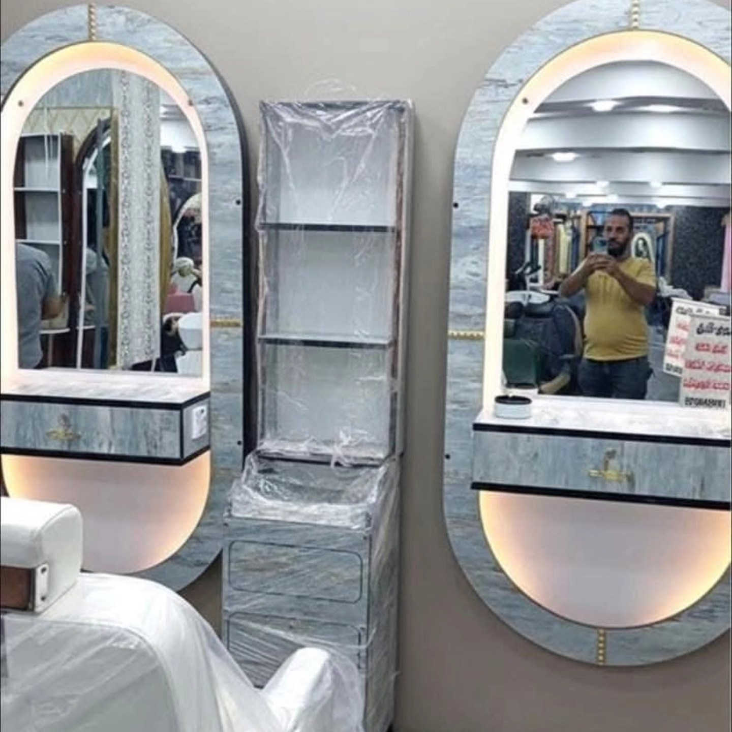 عرووض عرووض ديكور صالون حلاقة نسائي ورجالي..
مع [ مركز كاريزما لتجهيز محلات الحلاقة والكوزمتك جملة ومفرد ]، 
صالونك هو وجهة الأناقة الأولى."
احدث الموديلات وباسعار تنافسية 💪🏻🔥
عدنا توصيل لجميع محافظات العراق
للاستفسار راسلونا خاص .. أو مراسلة الواتس استاذ اركان ***********.  ***********.
