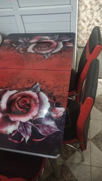 ميز طعام • نظيف جدا • للبيع